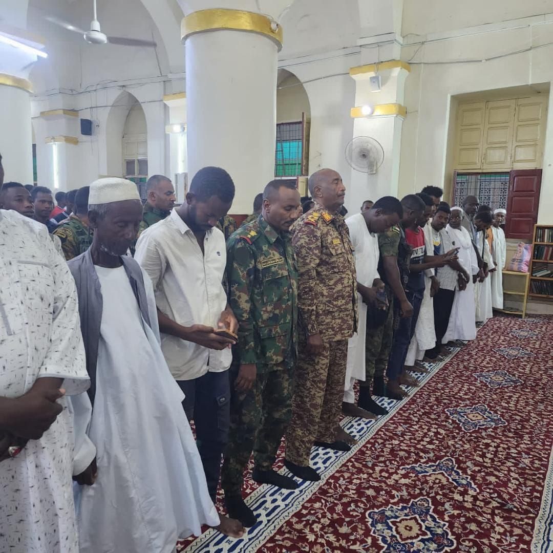 فطور رمضان في المسجد الكبير في بورتسودان – شاهد بالصور والفيديو القائد العام “البرهان”
