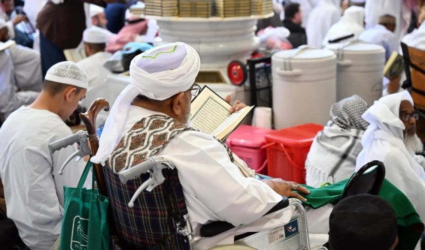 بين دعاء و قرآن.. زوار المسجد النبوي يقضون أوقاتهم في طمأنينة وخشوع