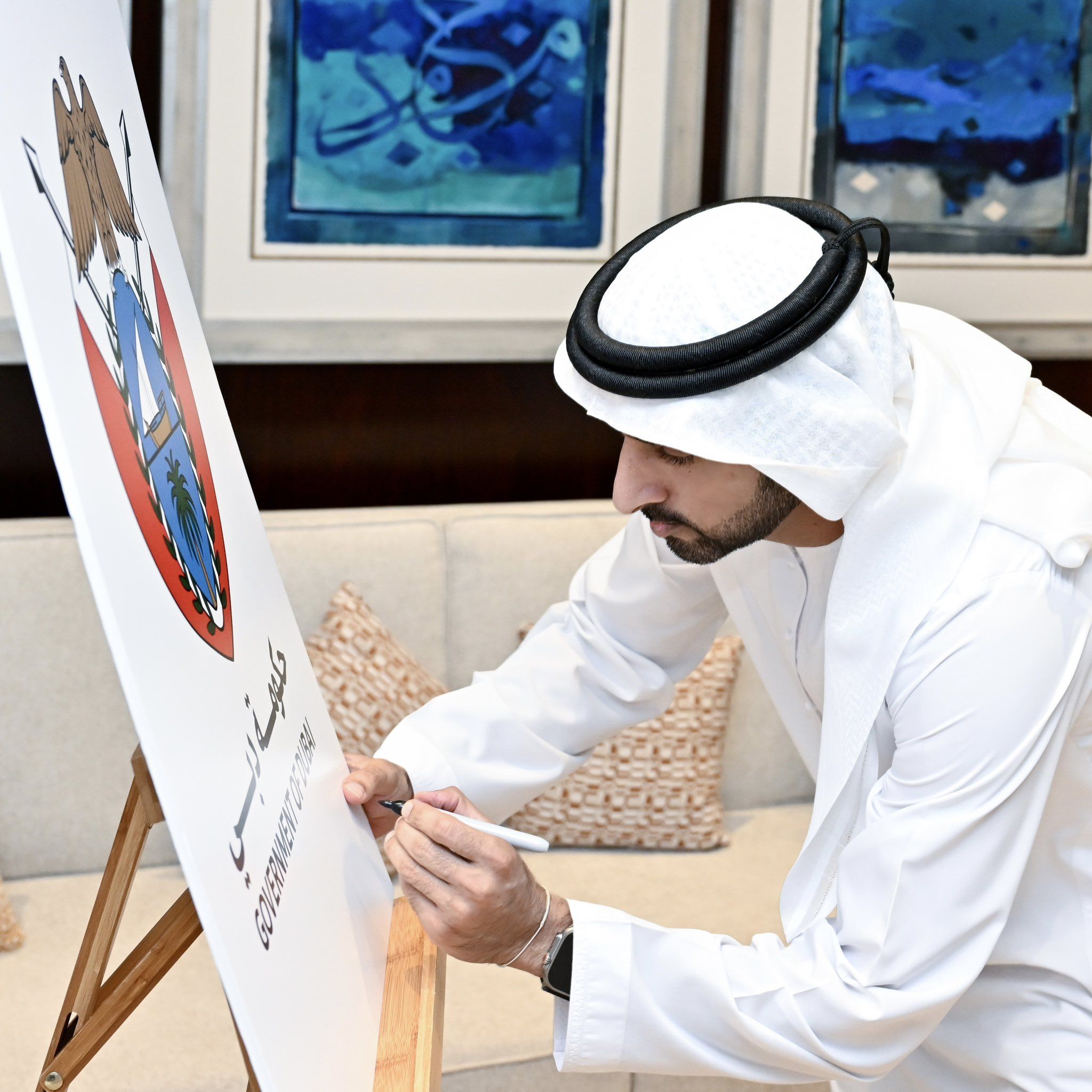 الامارات | حمدان بن محمد يعتمد شعار دبي القديم هويةً جديدةً لحكومة دبي