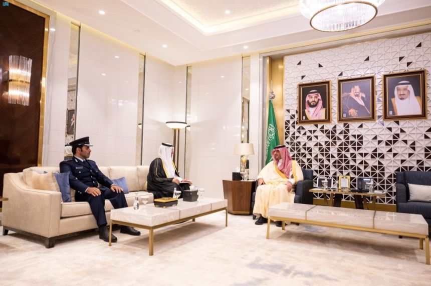 وزير الداخلية يبحث الموضوعات المشتركة مع سفير قطر