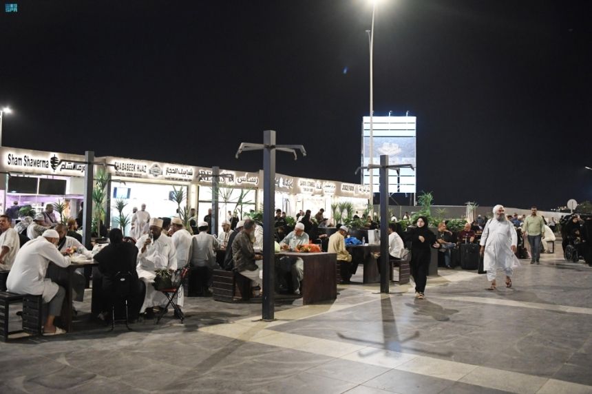 ليالي رمضان.. مساحات مفتوحة جوار المسجد النبوي تجمع آلاف الزائرين