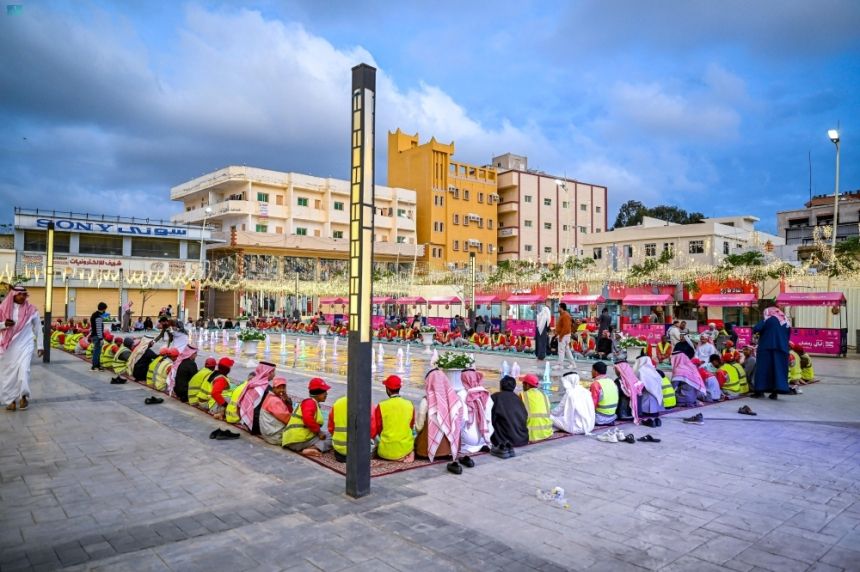 صور| أمانة الباحة تقيم مأدبة إفطار جماعي لعمال النظافة