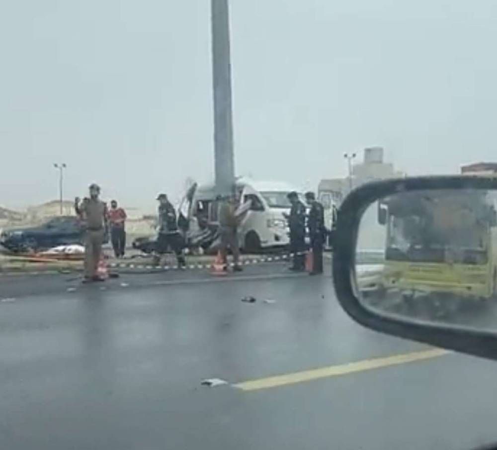 انزلاق حافلة يودي بحياة طالبتين في مكة