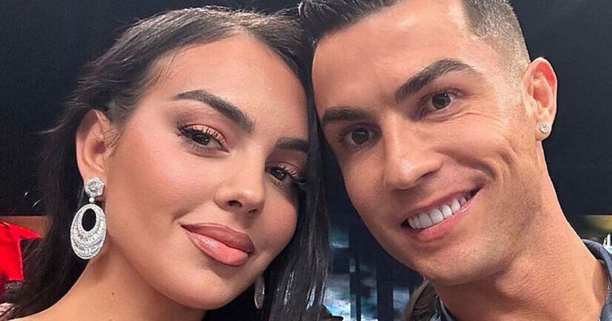كريستيانو رونالدو يطل بعفوية تامة ببث مباشر لـ جورجينا رودريغيز- بالفيديو