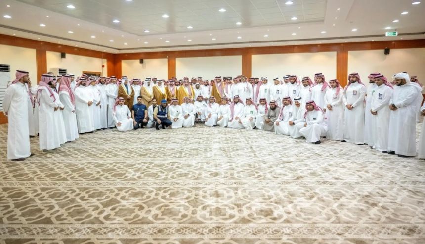 أمير القصيم يشارك منسوبي الصحة طعام الإفطار