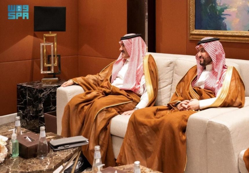 بتوجيه من القيادة.. سمو وزير الدفاع يلتقي رئيس مجلس الوزراء اليمني