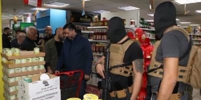 تراند اليوم : ‏عصابة أم وزير؟.. شاهد: وزير لبناني يصطحب أفراد حماية ملثمين ويحملون أسلحة رشاشة أثناء جولة تفتيشية في أسواق ⁧‫بيروت‬⁩!