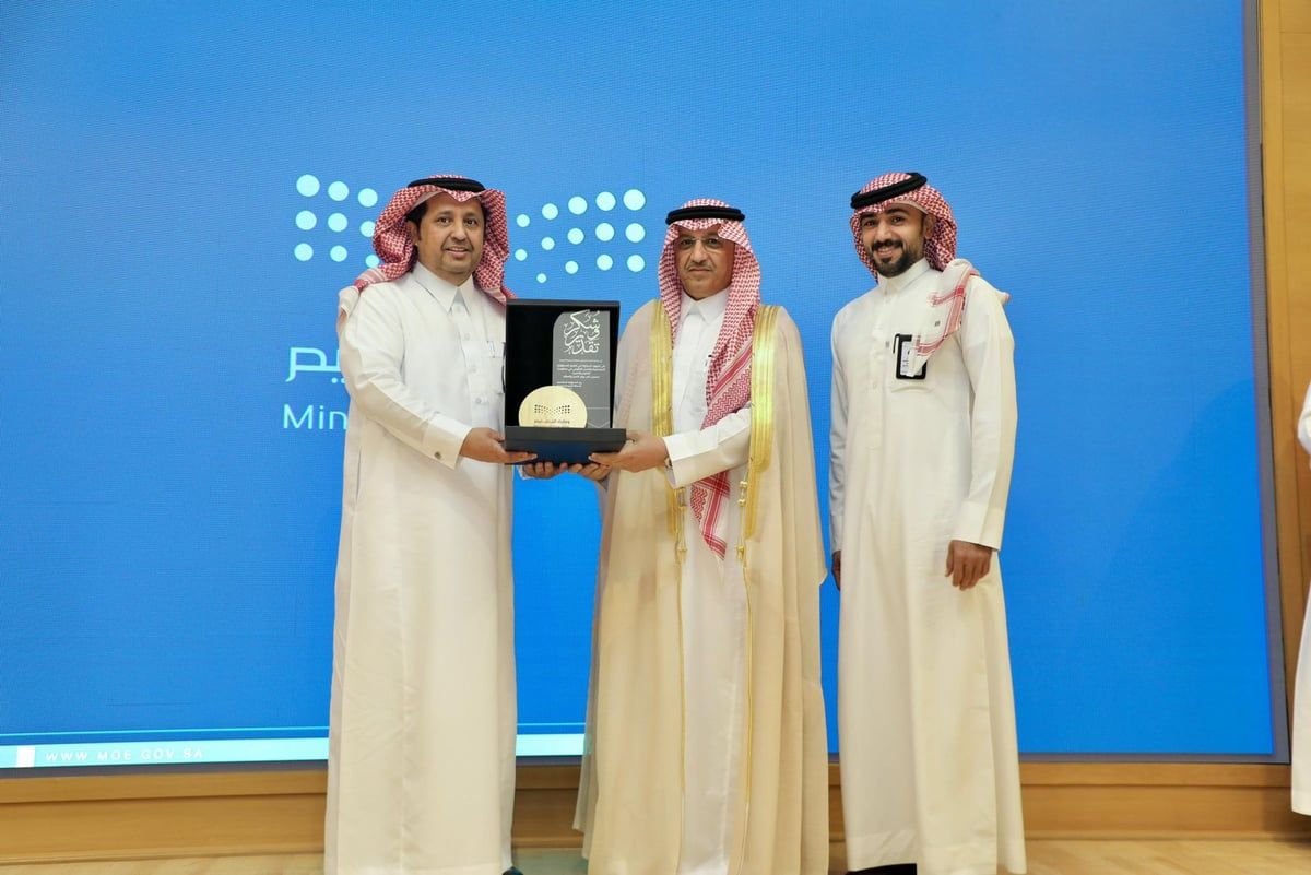 "البنيان" يكرّم مدير التعليم بالجوف لجهوده في تفعيل العمل التطوعي
