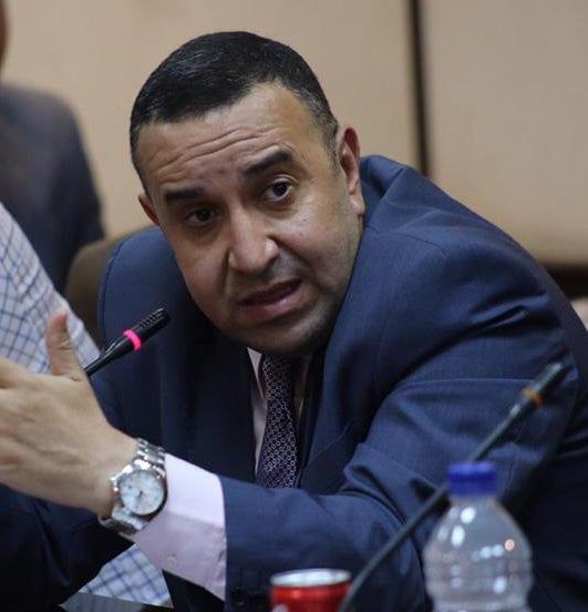 ماذا يفعل بنا الموظفون؟