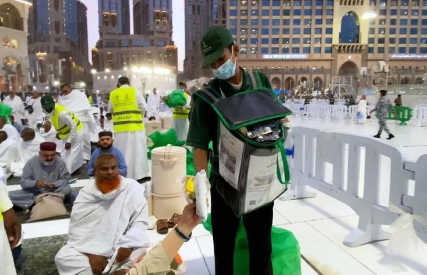 96 مركبة و600 متطوع لجمع فائض وجبات الإفطار بساحات المسجد الحرام