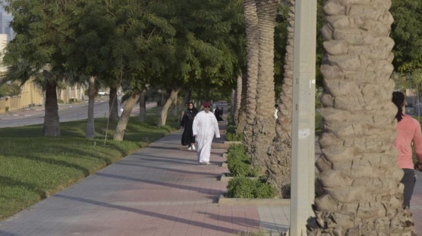 المشي في رمضان.. تخفيف للوزن وطاقة إيجابية للشباب وكبار السن
