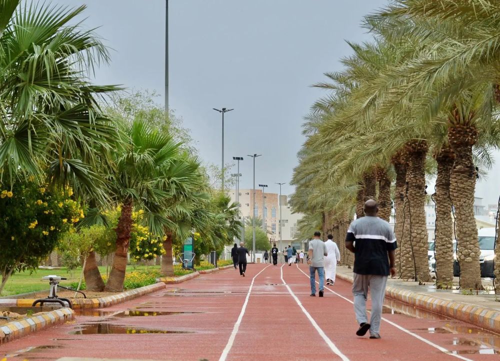 المشي في رمضان.. تخفيف للوزن وطاقة إيجابية للشباب وكبار السن