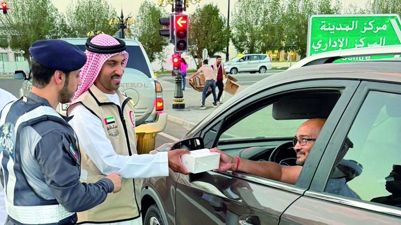الامارات | شرطة أبوظبي تشارك في مبادرة «كسر الصيام»