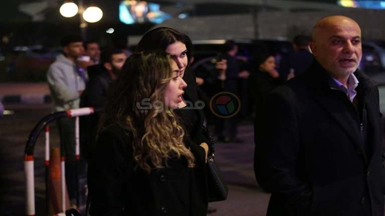 بالصور..انهيار رانيا فريد شوقي في عزاء والدتها بحضور نجوم الفن