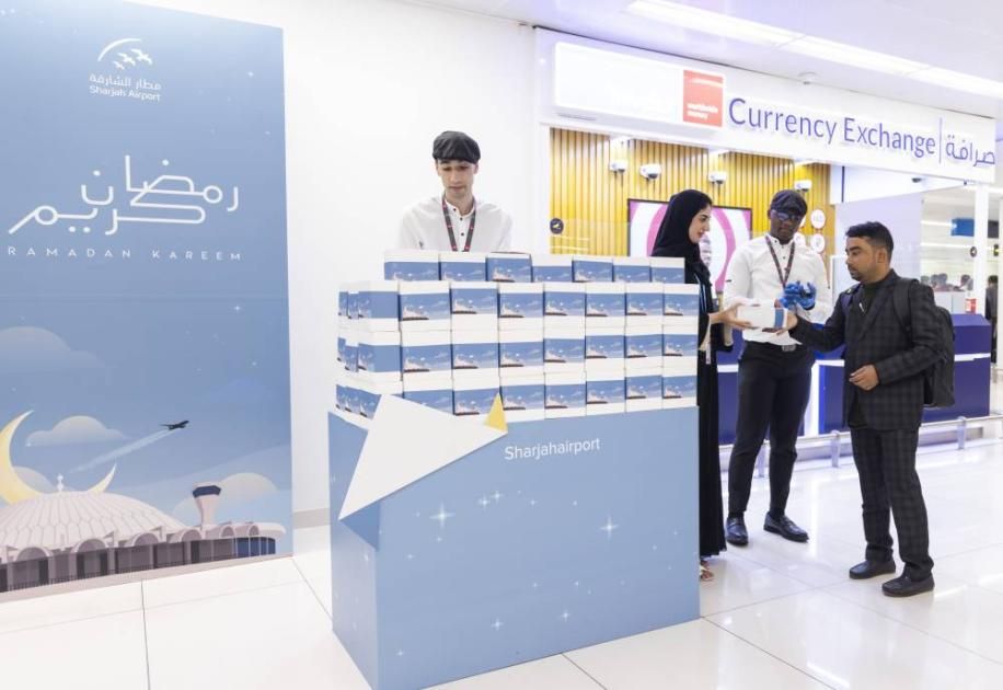 الامارات | في لفتة إنسانية.. مطار الشارقة يوزع وجبات إفطار صائم على المسافرين