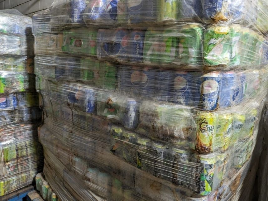 أمانة جدة تضبط مستودعًا مخالفًا بتخزين مشروبات غازية ومواد فاسدة