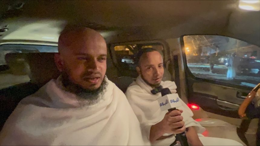 مواقف مكة بجدة تزدحم بالمعتمرين وأصوات الملبيين 