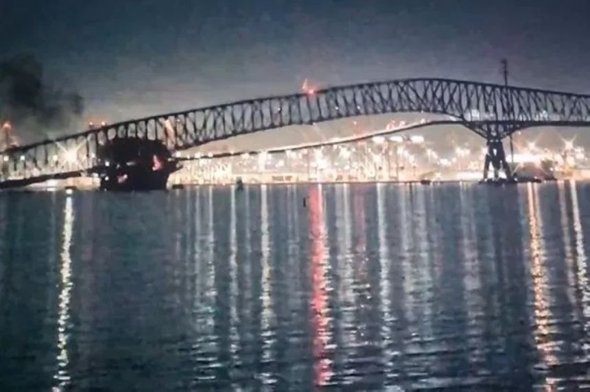 صور| سفينة تُحطم جسرًا كبيرًا في بالتيمور الأمريكية