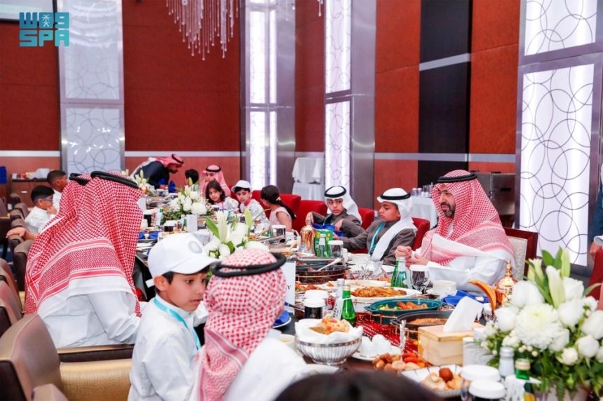 تزامنًا مع اليوم العربي لليتيم.. نائب أمير منطقة تبوك يشارك أبناءه الأيتام إفطارهم
