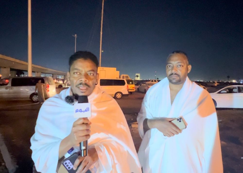 مواقف مكة بجدة تزدحم بالمعتمرين وأصوات الملبيين 