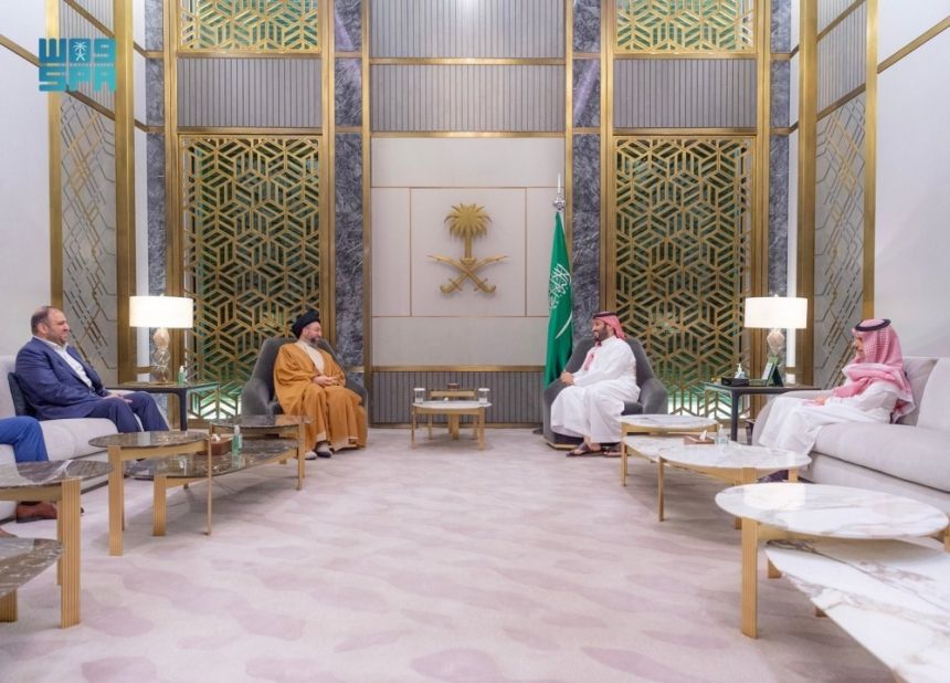 ولي العهد يستعرض العلاقات السعودية العراقية مع زعيم تيار الحكمة