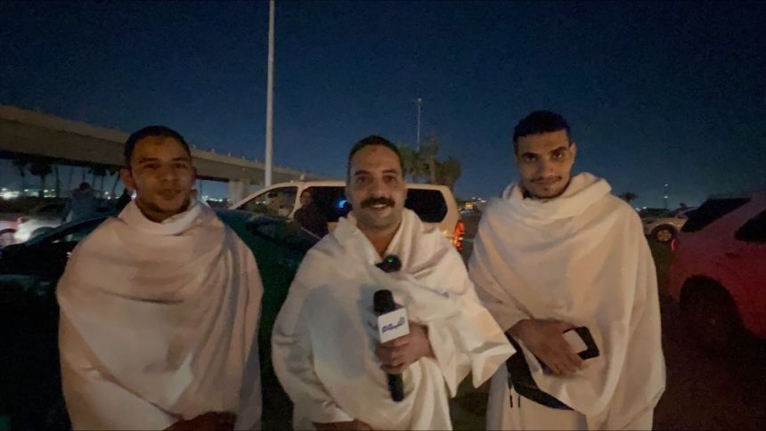 مواقف مكة بجدة تزدحم بالمعتمرين وأصوات الملبيين 
