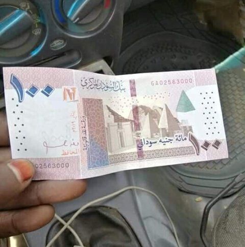 مطالبات بتغيير العملة وتحذير من انهيار البنوك