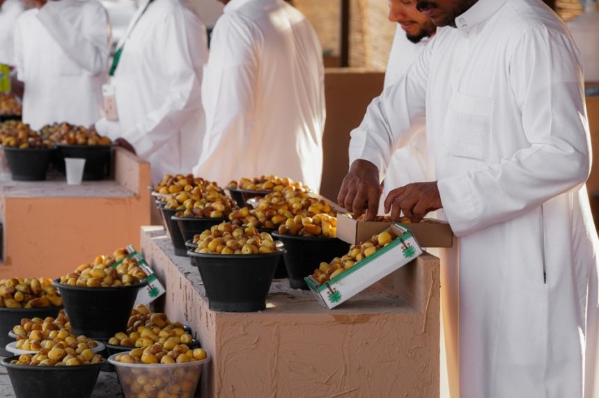 "البيئة" تكثف جولاتها الرقابية بسوق تمور المدينة المنورة
