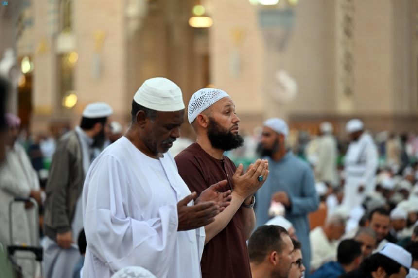 شاهد| مشاهد إيمانية.. قاصدو المسجد النبوي يلهجون بالدعاء  قبيل الإفطار