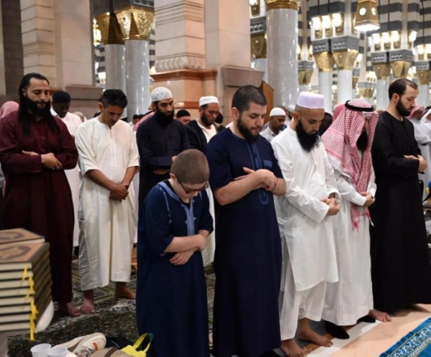 ‎قاصدو المسجد النبوي يصطحبون أطفالهم للصلاة خلال شهر رمضان