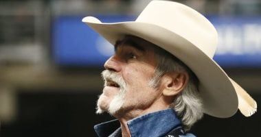 طرد نجم مسلسل " Yellowstone " من الطائرة .. اعرف القصة