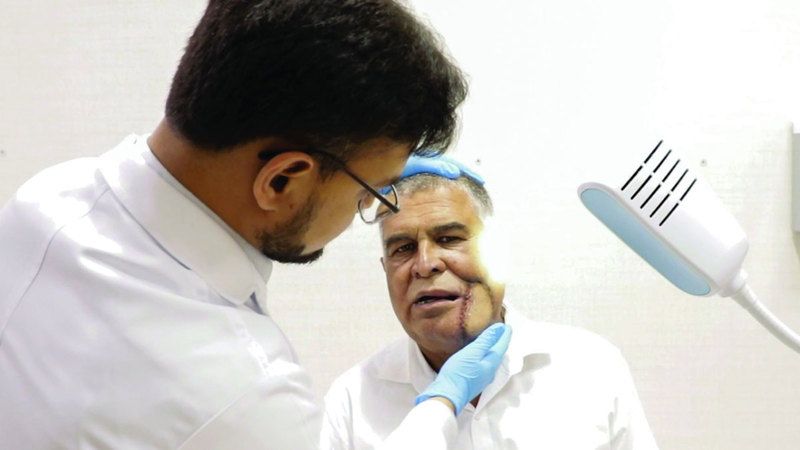 الامارات | مريض يتعافى من سرطان الفم بعد جراحة استغرقت 11 ساعة