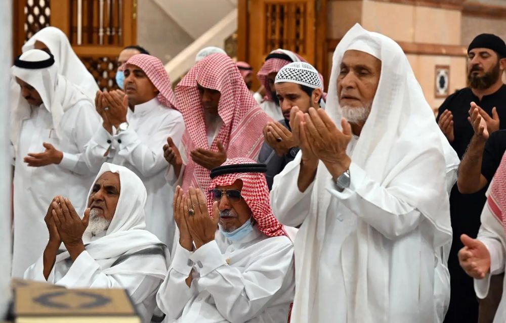 "حرماً آمناً".. روحانية وخشوع يحفّان المصلين في رحاب المسجد النبوي