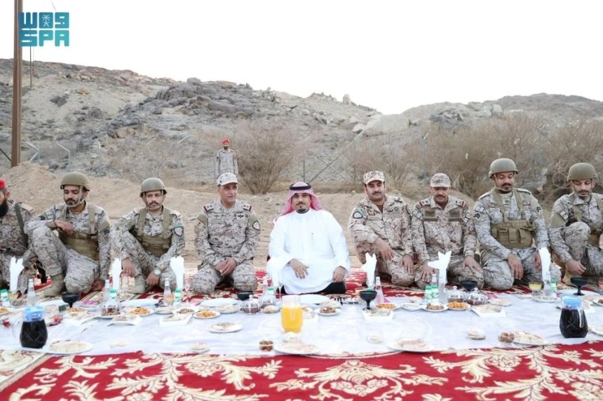 نائب أمير نجران ينقل تحيات القيادة للمرابطين على الحد الجنوبي