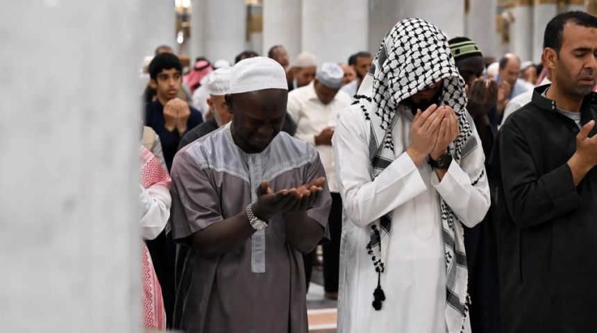 "حرماً آمناً".. روحانية وخشوع يحفّان المصلين في رحاب المسجد النبوي