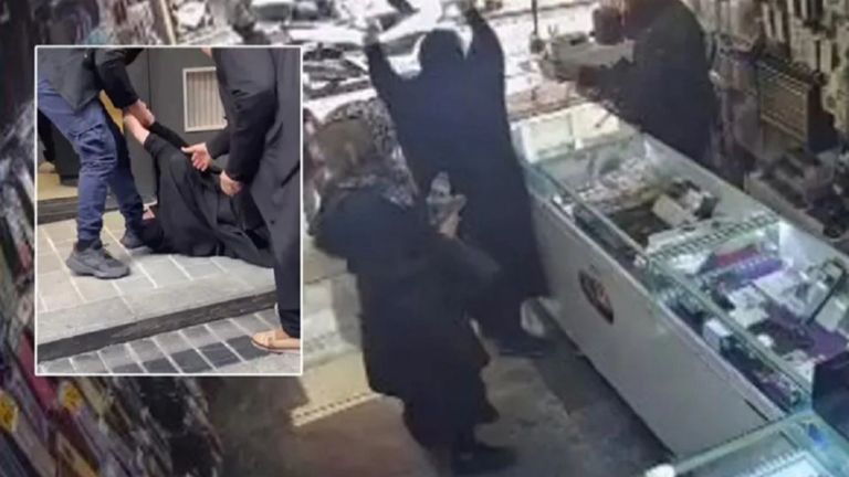 الامارات | تركيا: ضرب سيدة محجبة وسحلها في الشارع بسبب (كَفر تيليفون) بـ 15 درهماً (فيديو)