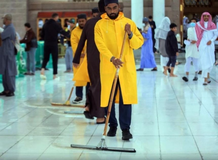 "العناية بشؤون المسجد النبوي" تكثف أعمالها خلال هطول الأمطار