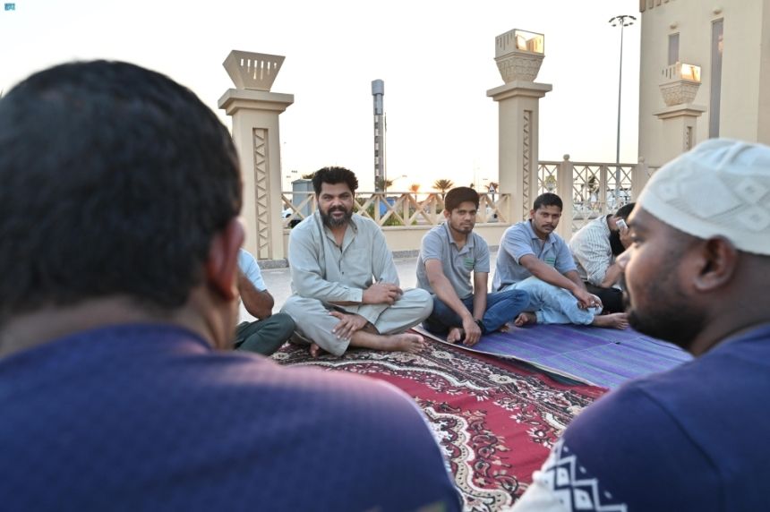 تنوع بالعادات وتمسك بالعبادات.. كيف تقضي الجاليات المسلمة رمضان بجازان؟