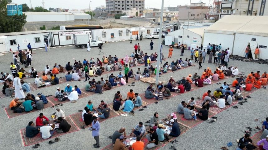 تنوع بالعادات وتمسك بالعبادات.. كيف تقضي الجاليات المسلمة رمضان بجازان؟