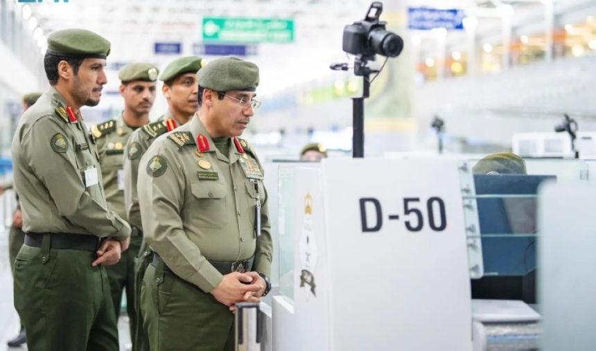 صور.. قائد قوات الجوازات يتفقد إجراءات دخول ومغادرة ضيوف الرحمن
