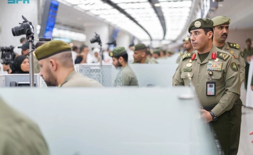 صور.. قائد قوات الجوازات يتفقد إجراءات دخول ومغادرة ضيوف الرحمن