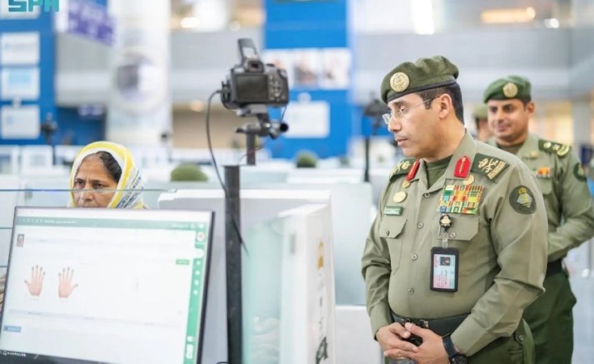 صور.. قائد قوات الجوازات يتفقد إجراءات دخول ومغادرة ضيوف الرحمن