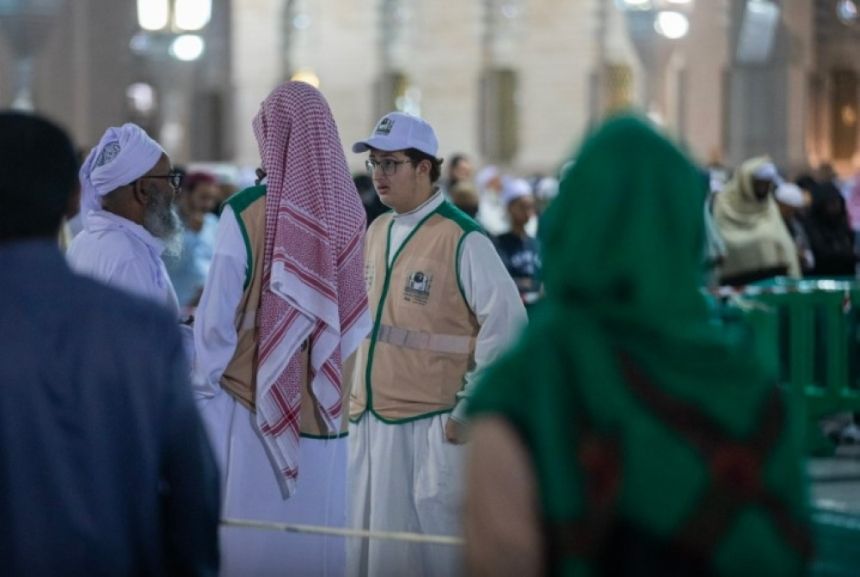 صور.. 3300 متطوع في المسجد النبوي خلال النصف الأول من رمضان