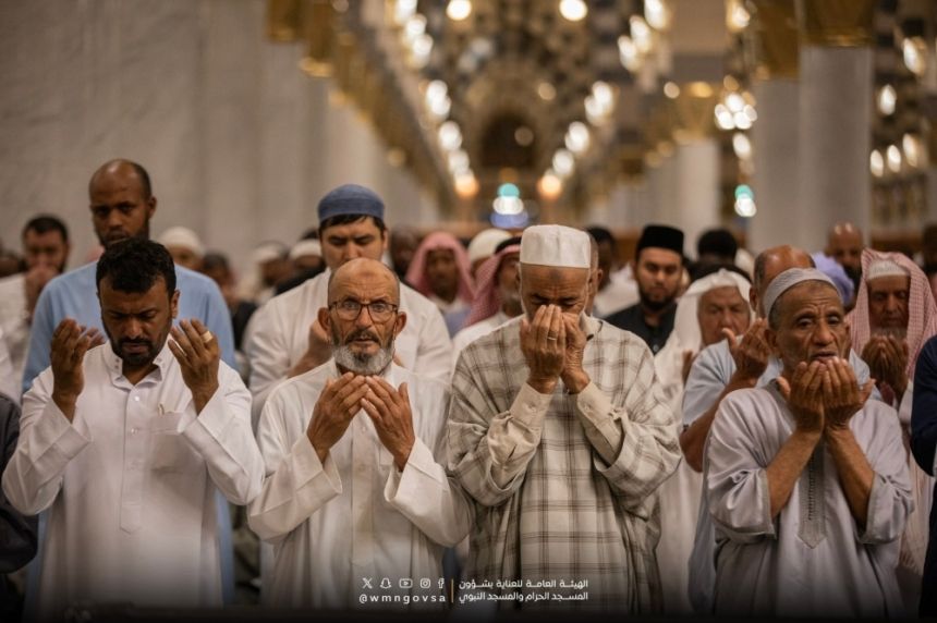 صور.. أجواء من الخشوع والاطمئنان في أولى ليالي العشر بالمسجد النبوي