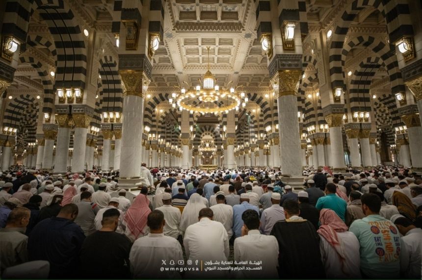 صور.. أجواء من الخشوع والاطمئنان في أولى ليالي العشر بالمسجد النبوي
