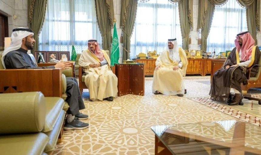 أمير منطقة الرياض يستقبل منقذ طفل الخرج