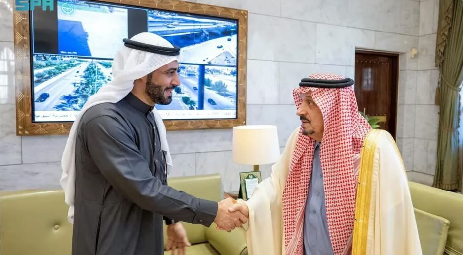 أمير الرياض يُكرم المواطن العنزي منقذ طفل الخرج.. والأخير يحصل على هدايا قيمة -صور