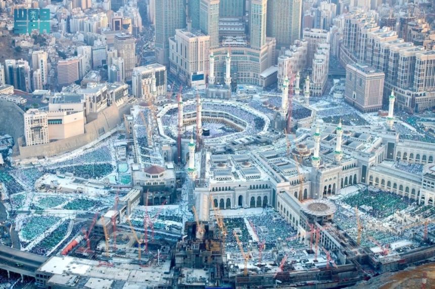 بالصور.. أجواء روحانية للمعتمرين والمصلين في المسجد الحرام