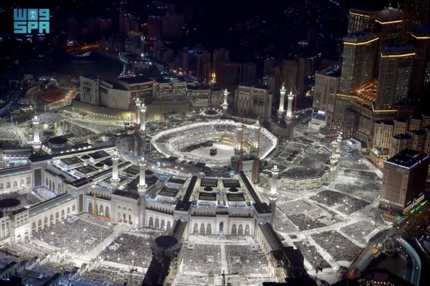بالصور.. أجواء روحانية للمعتمرين والمصلين في المسجد الحرام