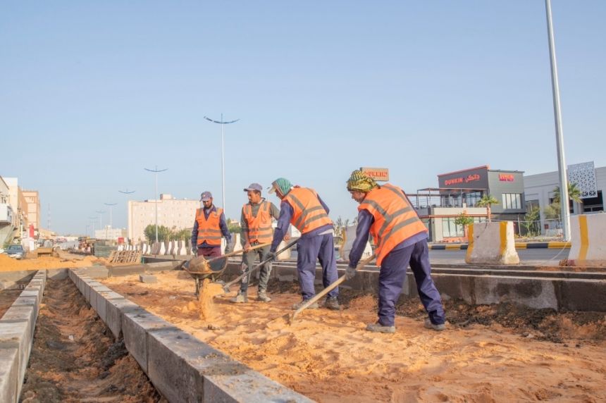 صور.. إنجاز 52% من مشروع تطوير امتداد طريق الملك عبد العزيز بسكاكا